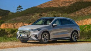 Mercedes EQS SUV parkeret i naturen