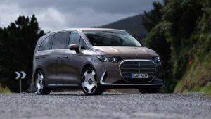 Mercedes elektrisk MPV parkeret på grusvej