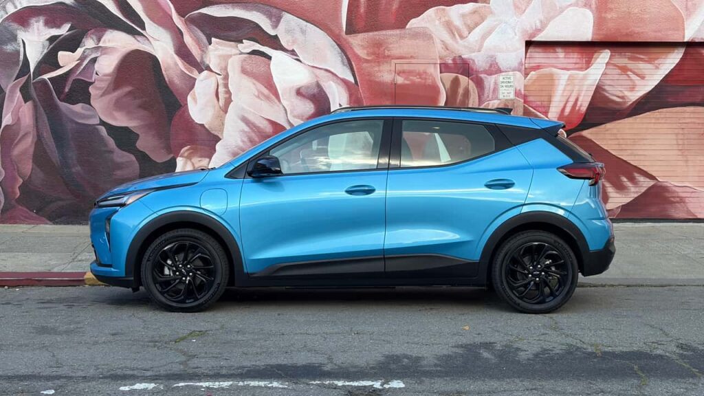 Blå Chevrolet Bolt EUV parkeret foran kunstvæg