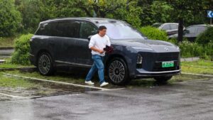 NIO SUV parkeret i regnvejrsdag