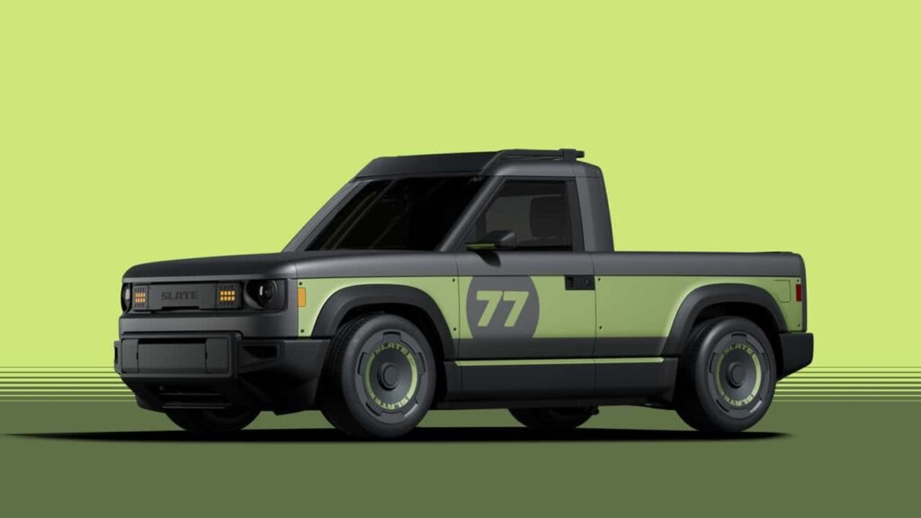 Elektrisk pickup i grønne og sorte nuancer parkeret