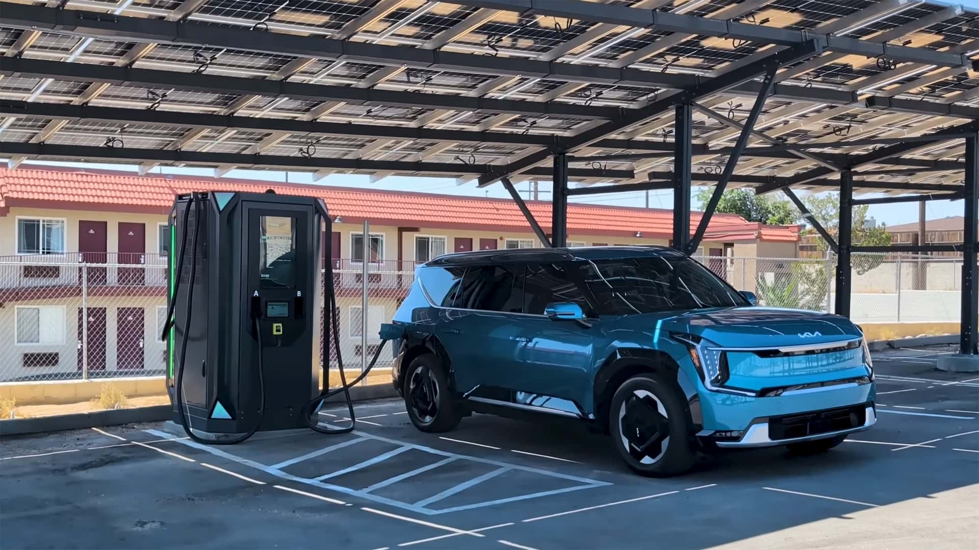 Kia elbil til opladning under solpanel