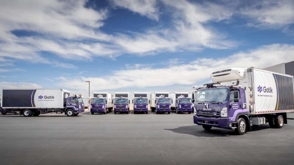 Isuzu lastbiler med Gatik logo på parkeringsplads