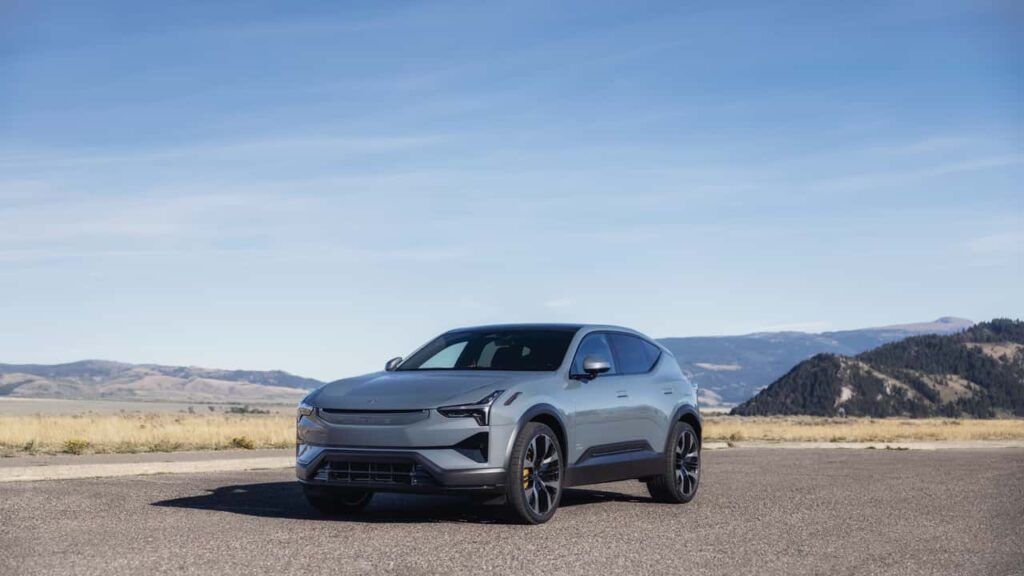 Polestar 2 parkeret i naturskønt område