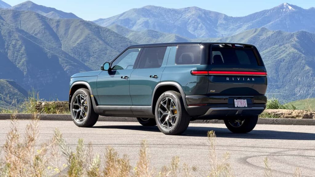 Rivian SUV parkeret i bjerglandskab
