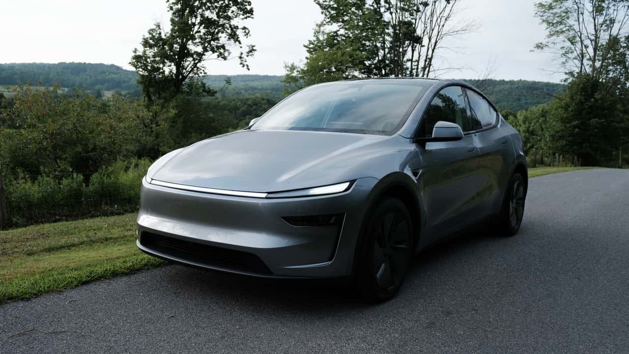 Kompakt elektrisk SUV parkeret på landevej