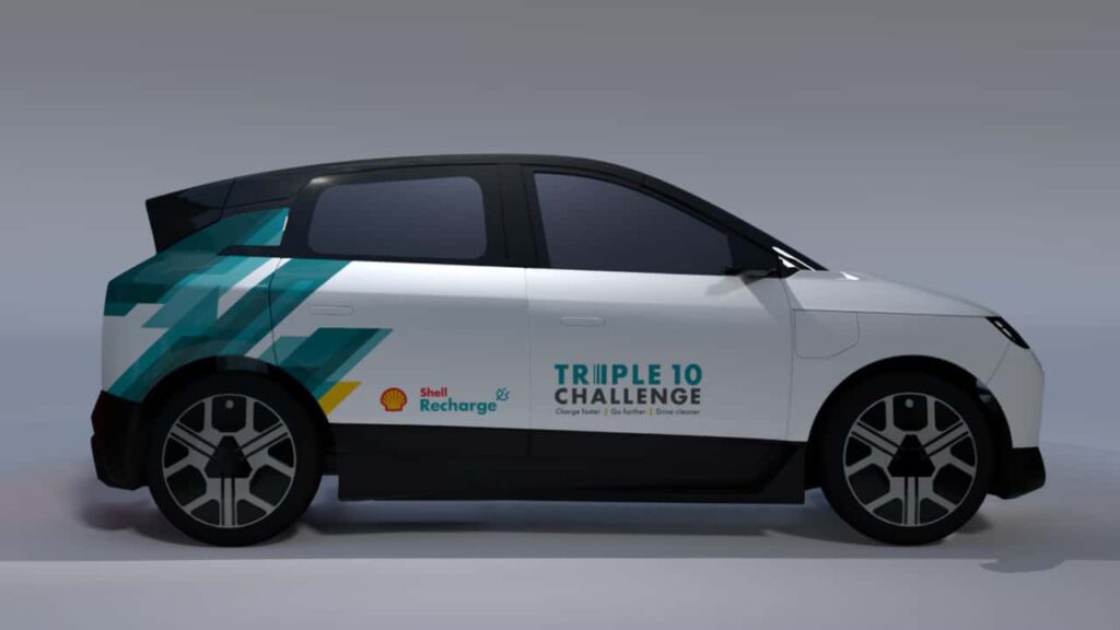 Elbil med Shell Recharge mærker, parkeret i studie