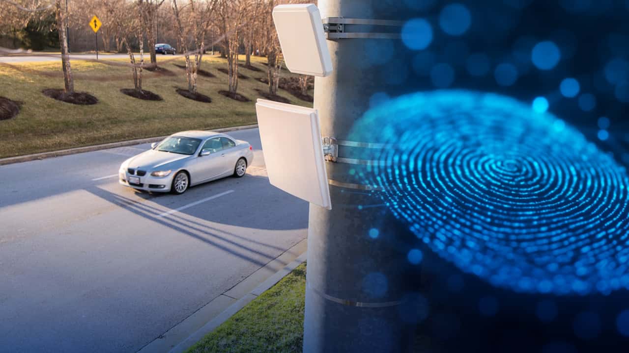 BMW sedan parkeret på en vej ved en sensor