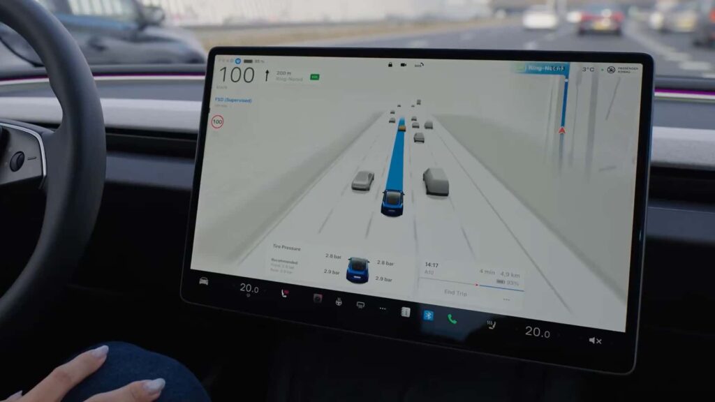 Tesla skærm med autopilotfunktion på motorvej