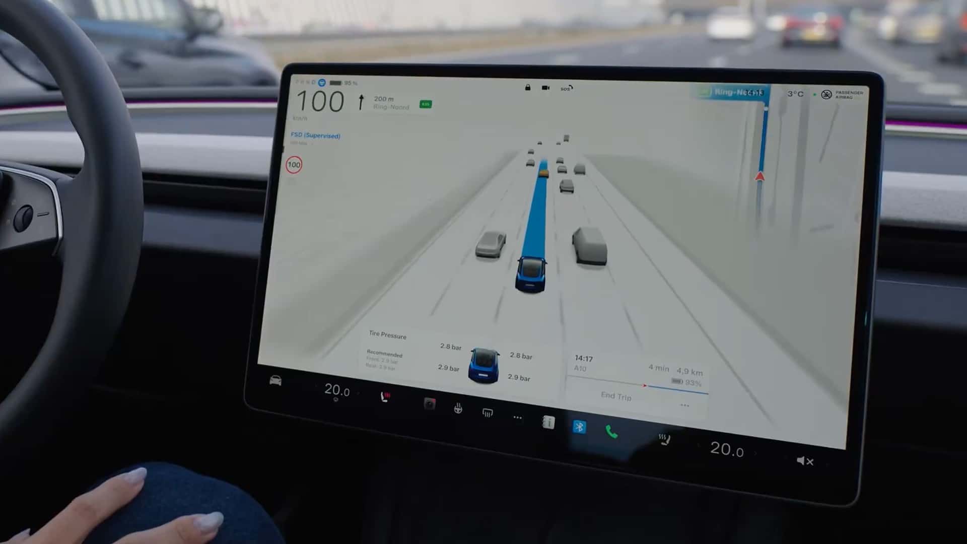 Tesla skærm med autopilotfunktion på motorvej