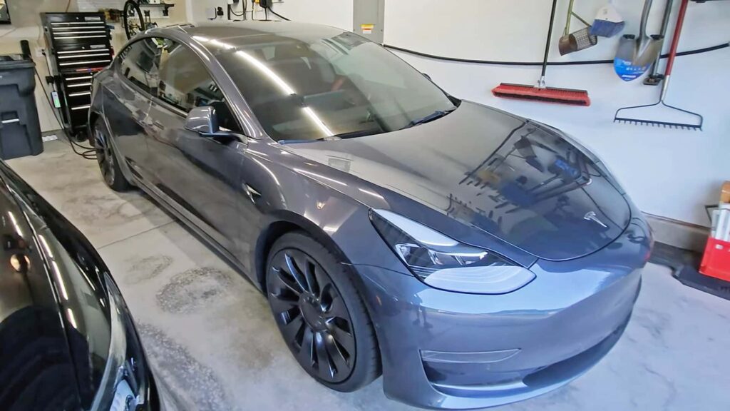 Tesla Model 3 parkeret i garage