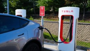 Tesla elbil oplader ved Tesla Supercharger station