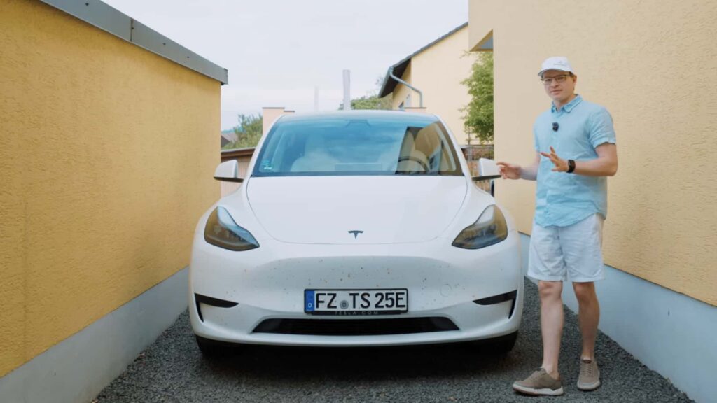 Tesla Model Y parkeret i en smal passage