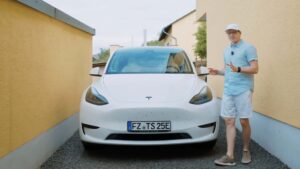 Tesla Model Y parkeret i en smal passage
