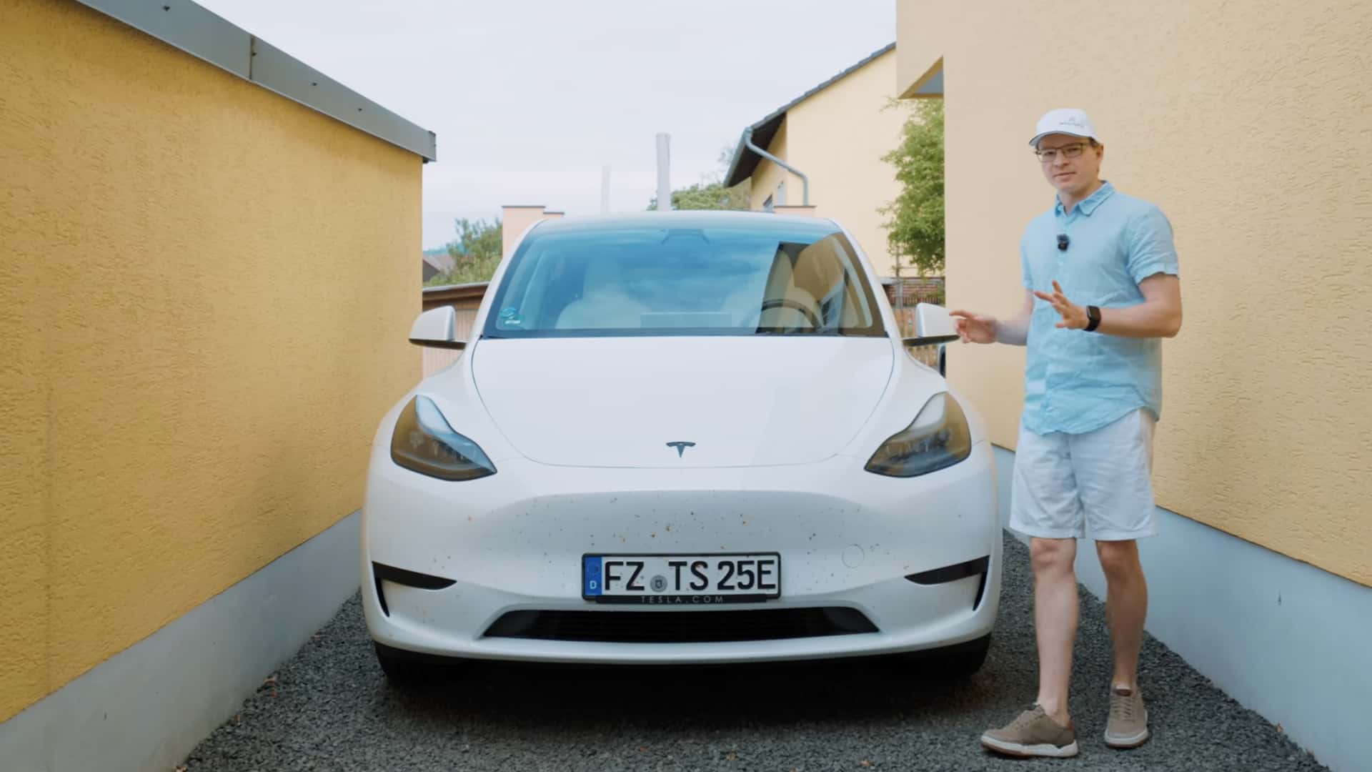 Tesla Model Y parkeret i en smal passage