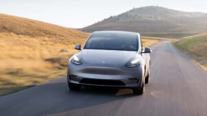 Tesla Model Y kører på landevej