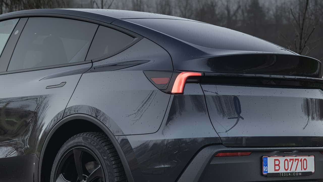 Tesla Model Y i regnvejr parkeret