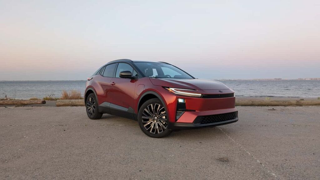 Toyota elektrisk SUV ved vandoverfladen