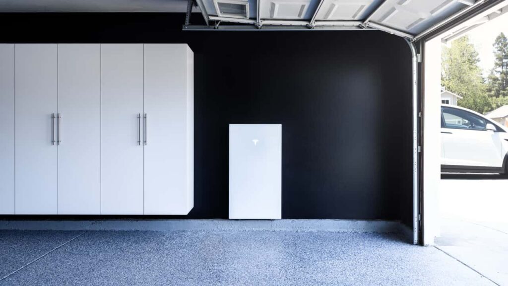 Tesla Powerwall i garage med elbil udenfor
