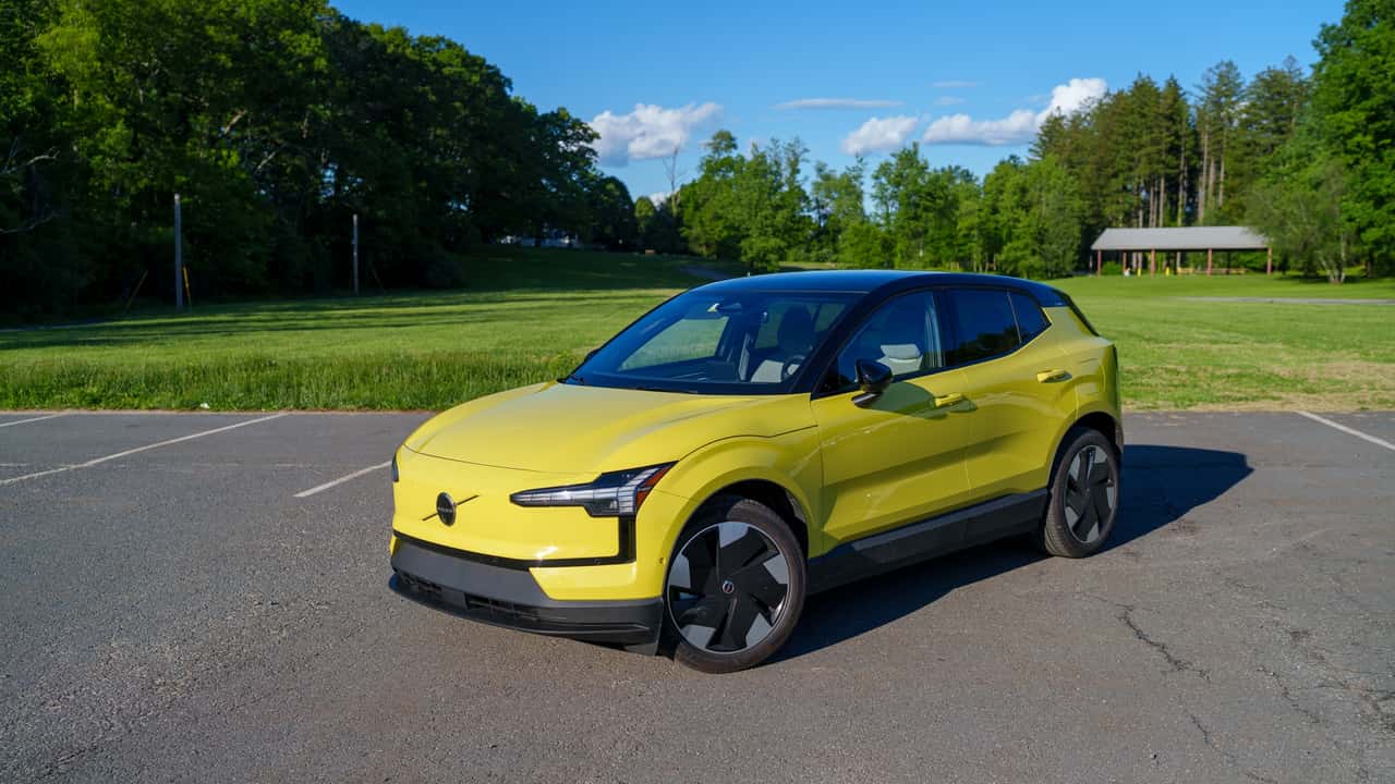 Gul Volvo elektrisk SUV parkeret i solskin