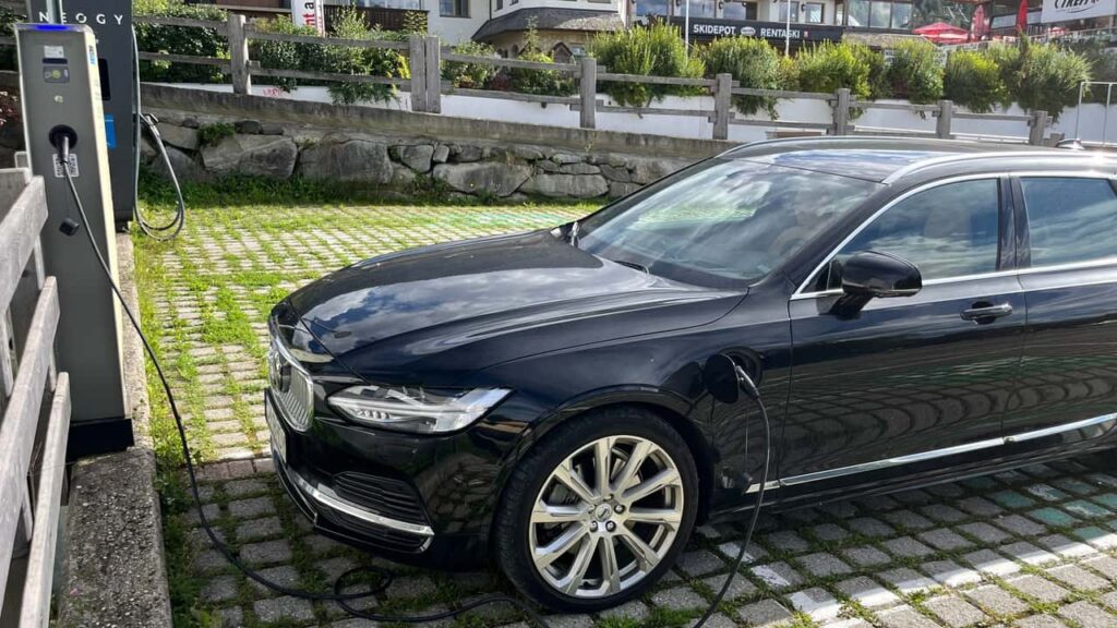 Volvo opladning ved stander i solen