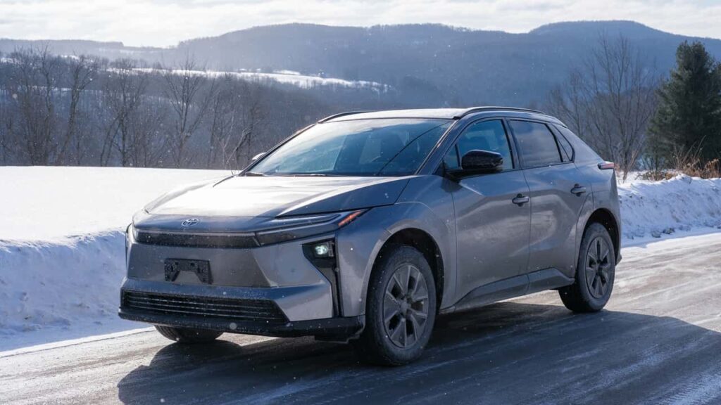 Toyota elektrisk SUV på sneklædt vej