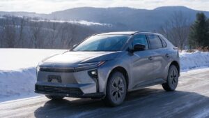 Toyota elektrisk SUV på sneklædt vej