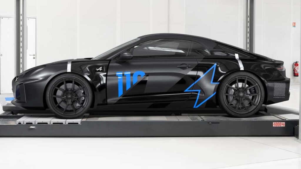 Alpine A110 sportbil i et udstillingslokale