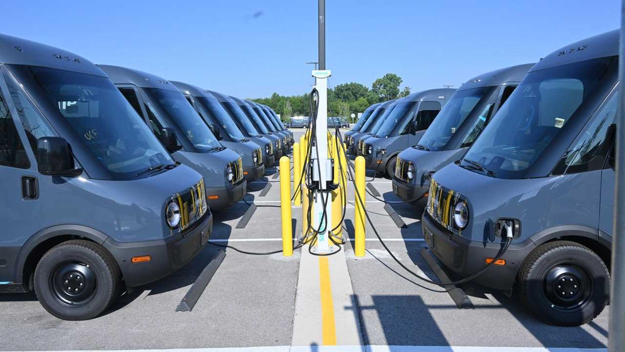 Rivian elektriske varevogne oplader på parkeringsplads