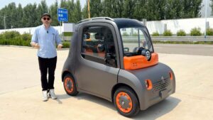 Elektrisk mini-SUV fra Baojun på parkeringsplads