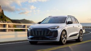 Audi elektrisk SUV kørt på en kystvej