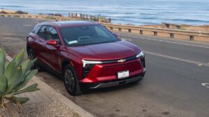 Chevrolet elbil parkeret ved kystvej