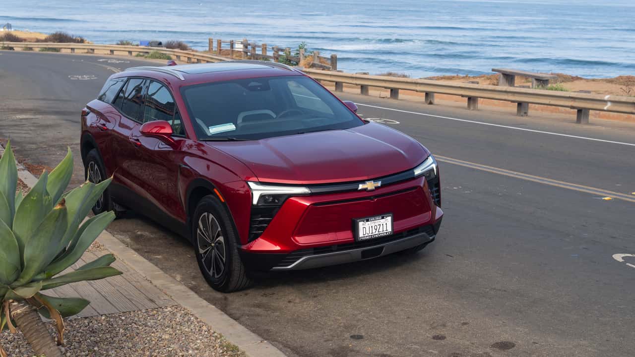 Chevrolet elbil parkeret ved kystvej