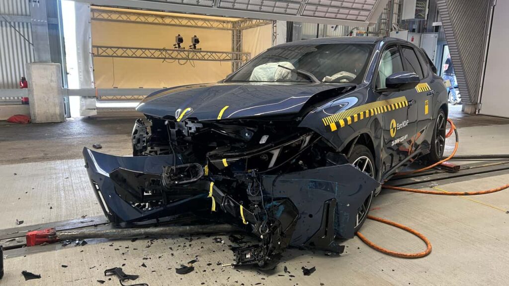Volvo elbil i kollisionstest med beskadiget front