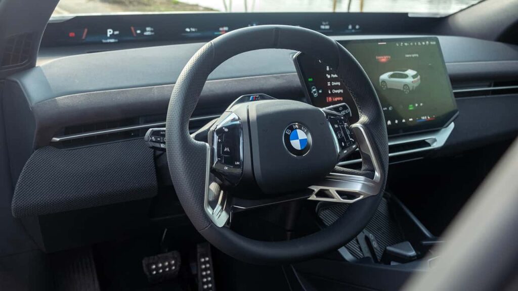 BMW interiør med rat og skærm