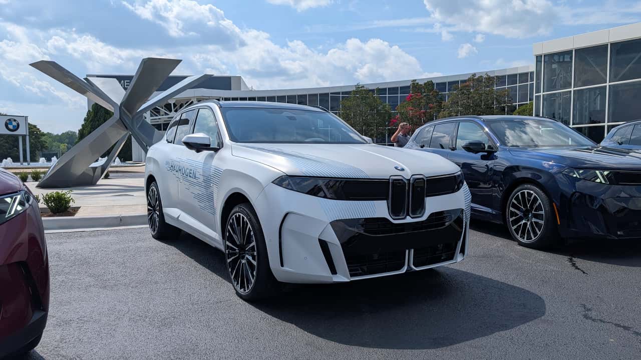 BMW SUV parkeret foran BMW-skilt