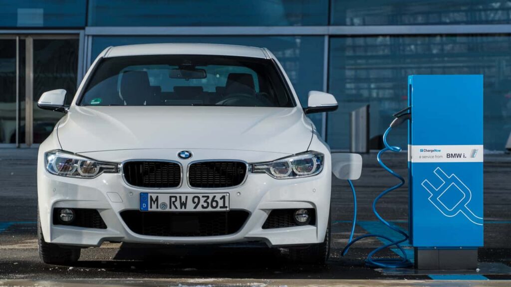 BMW elektrisk bil under opladning