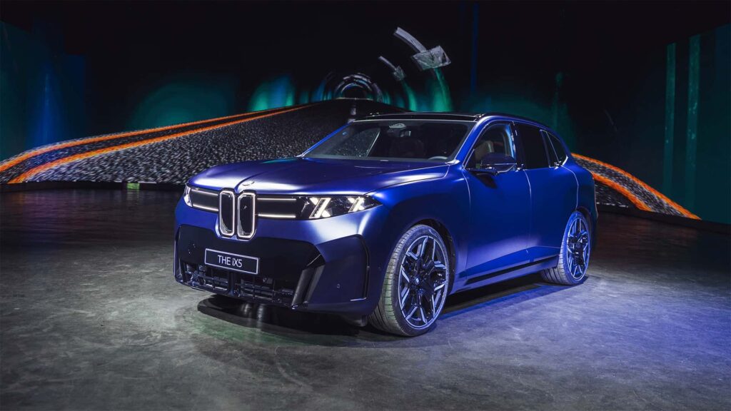 BMW iX5 i et showroom med futuristisk baggrund