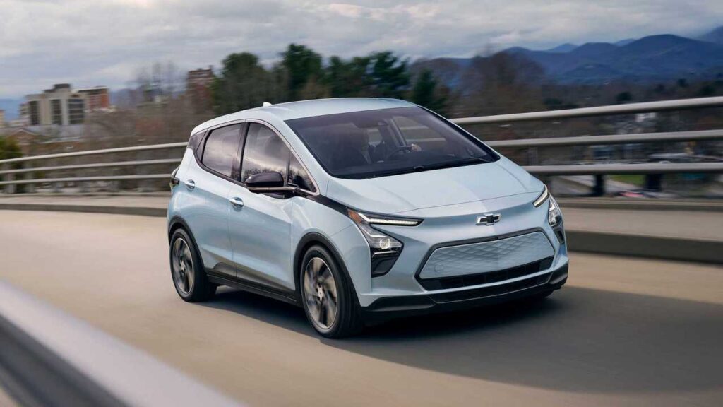 Chevrolet Bolt EV kører på en motorvej