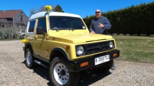 Gul Suzuki Jimny parkeret udendørs med blomsterdekorationer