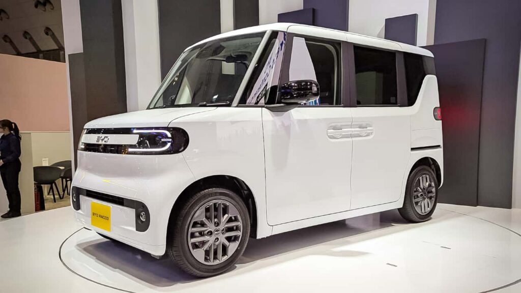 BYD elektrisk minivan i udstillingslokale