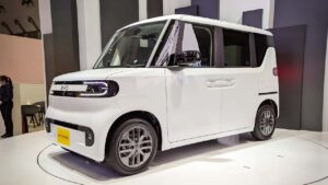BYD elektrisk minivan i udstillingslokale