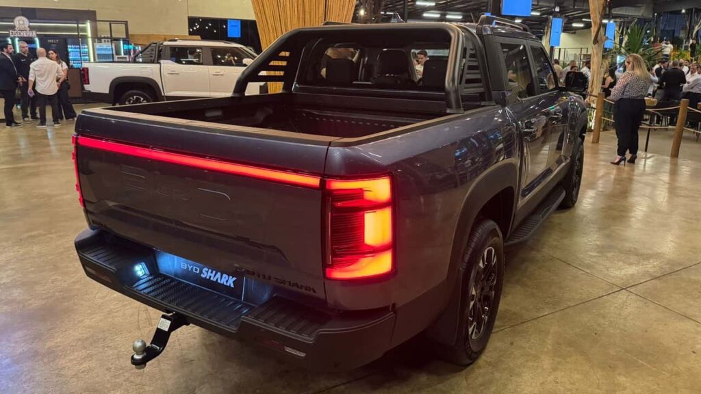 BYD Shark elektrisk pickup i udstillingslokale
