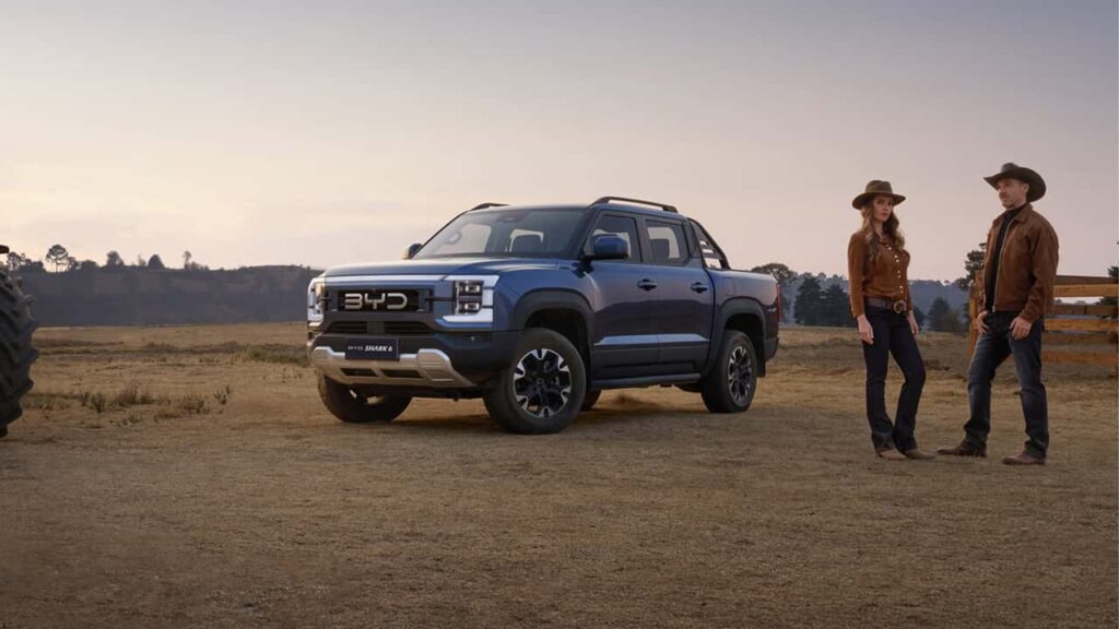 BYD pickup truck parkeret i naturmiljø