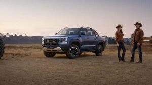BYD pickup truck parkeret i naturmiljø