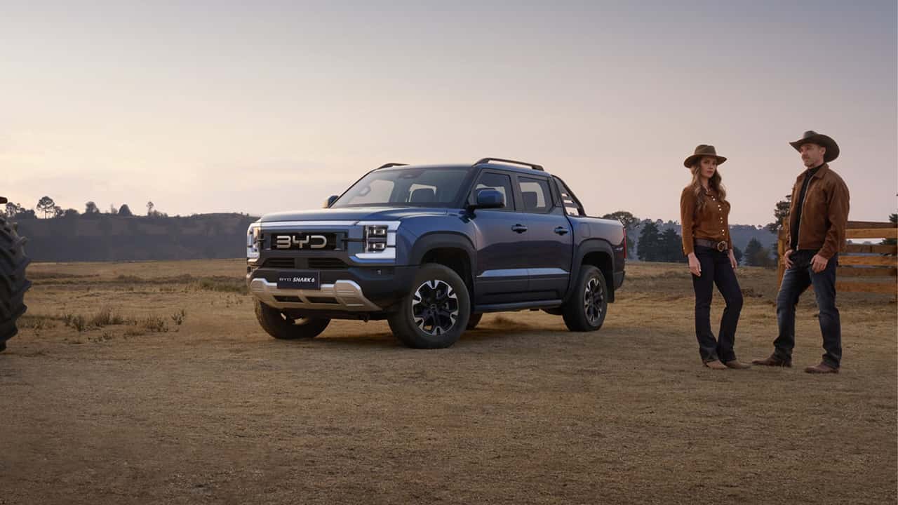 BYD pickup truck parkeret i naturmiljø