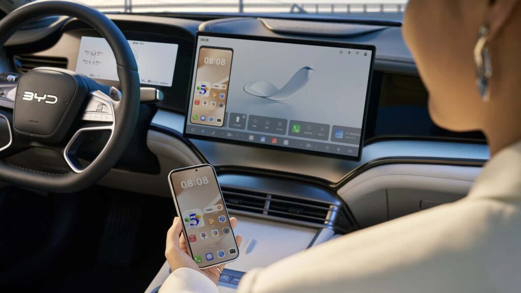 BYD bilinteriør med stor infotainmentskærm og smartphone
