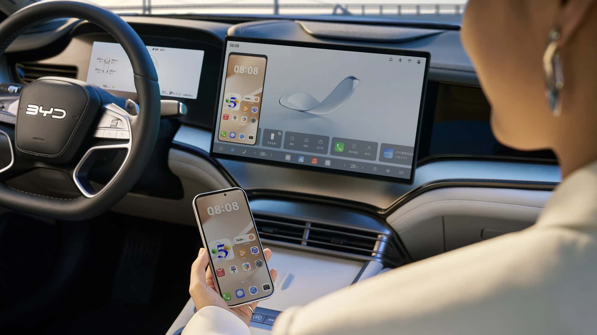 BYD bilinteriør med stor infotainmentskærm og smartphone