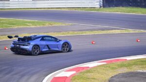 BYD U9 elektrisk sportsvogn på racerbanen