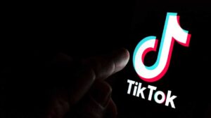 TikTok-logo på en smartphone-skærm